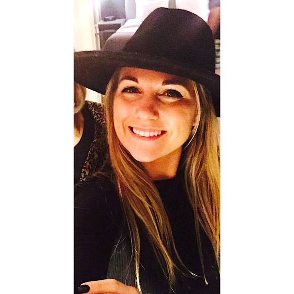 MEET YOUR POSHER🌻 - Picture 5 of 7